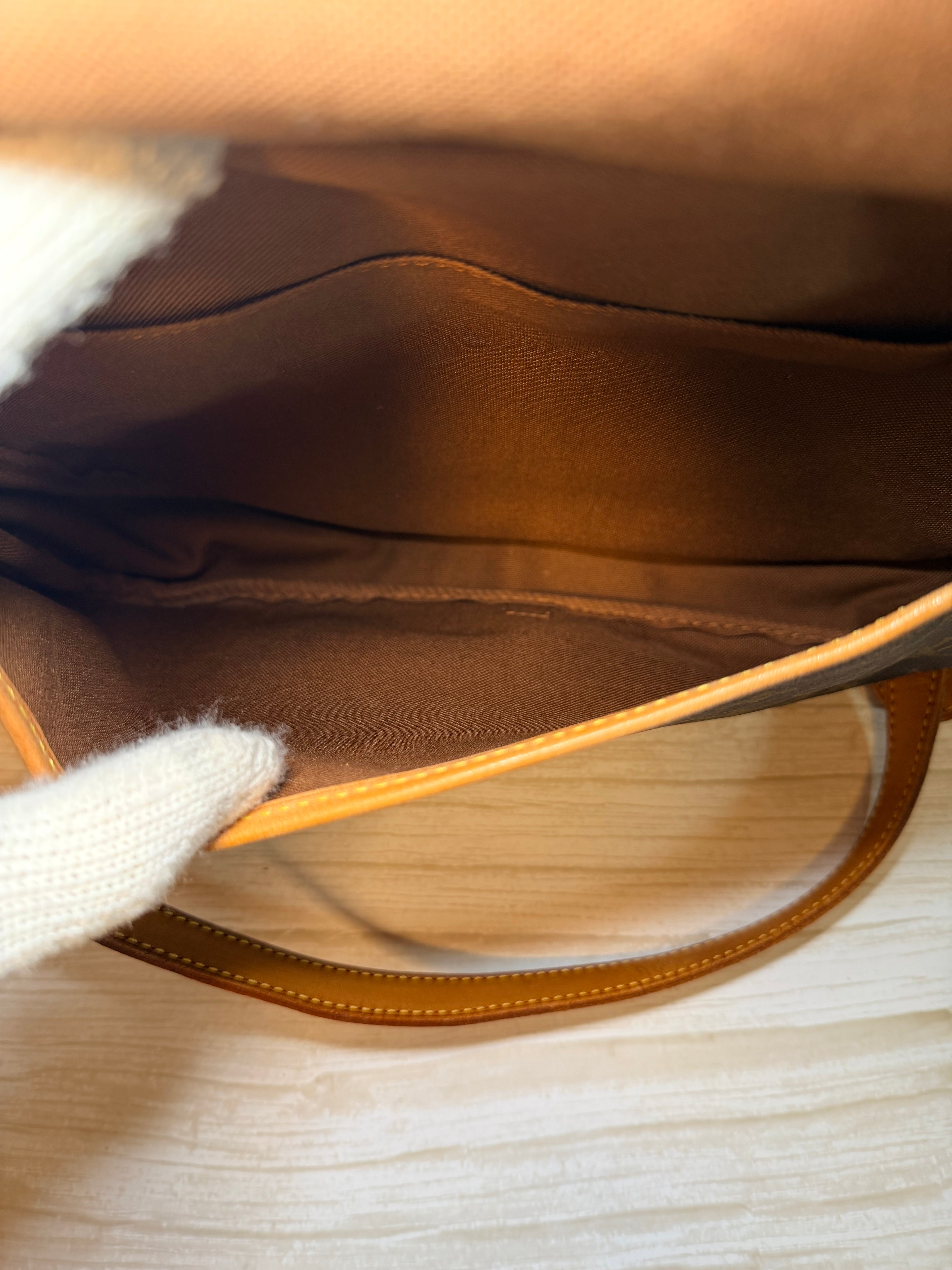Louis Vuitton Saumur 30 Messenger Bag - 187