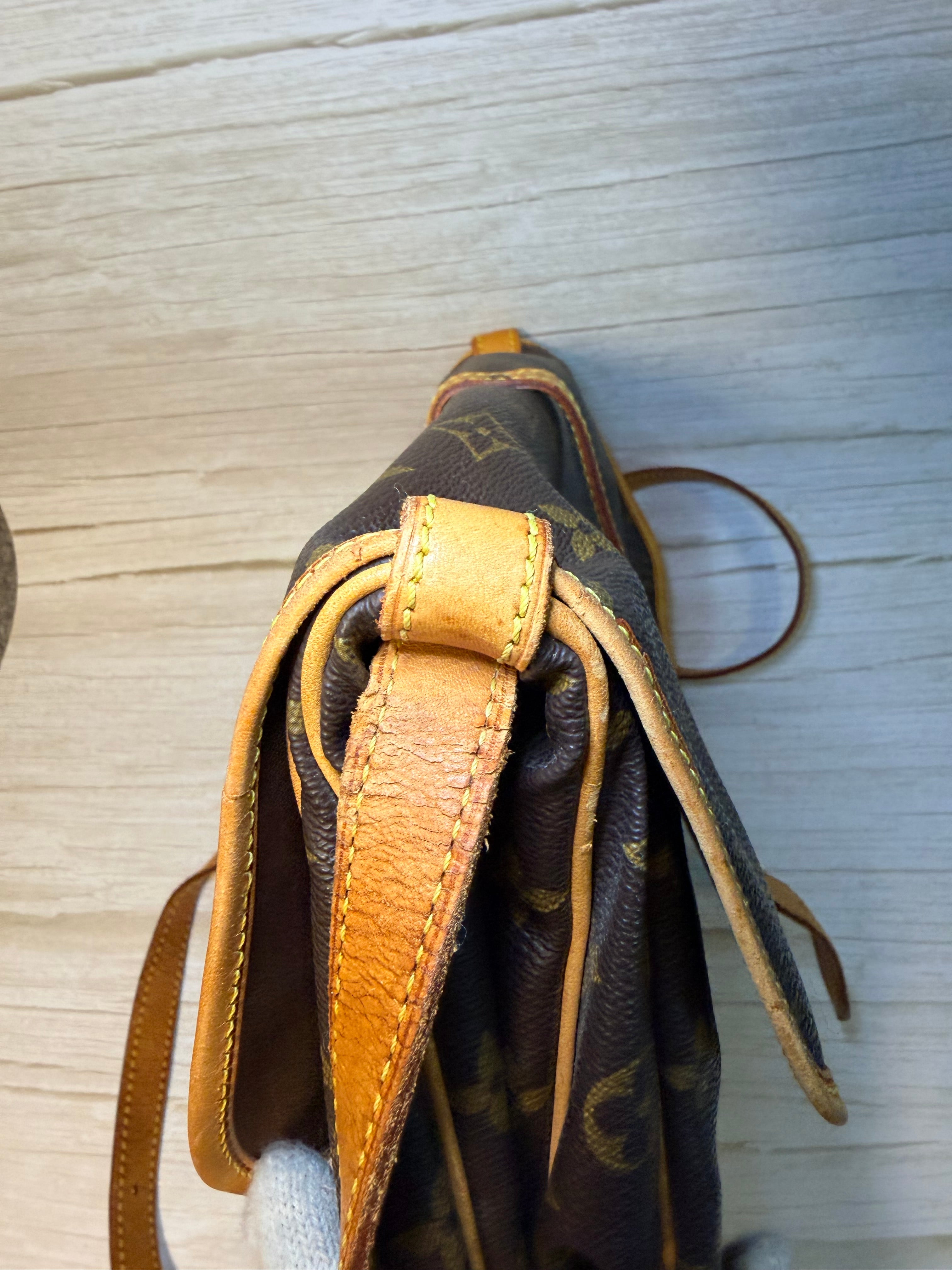 Louis Vuitton Saumur 30 Messenger Bag - 187