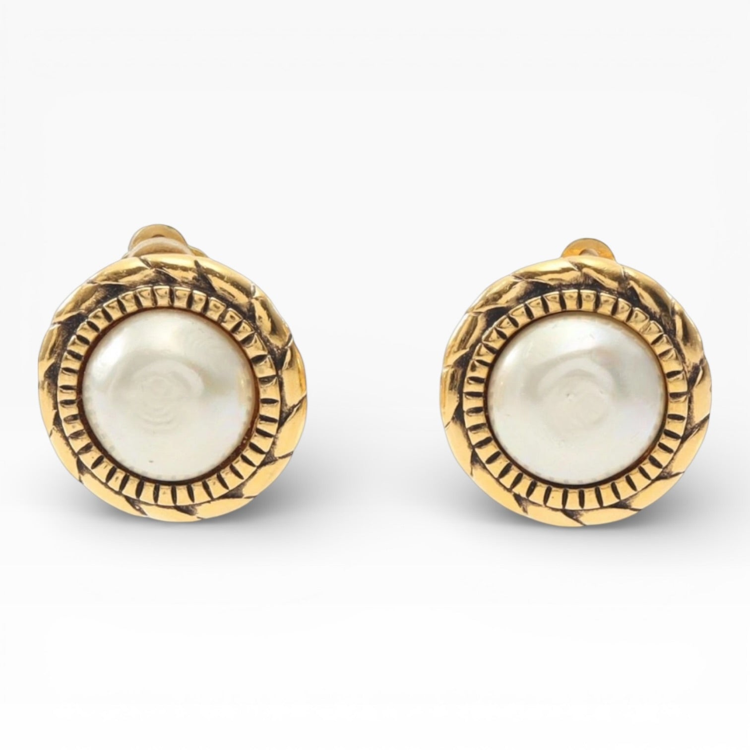 Chanel Clip-on Earrings Round Gold Plated Artificial pearl White Coco