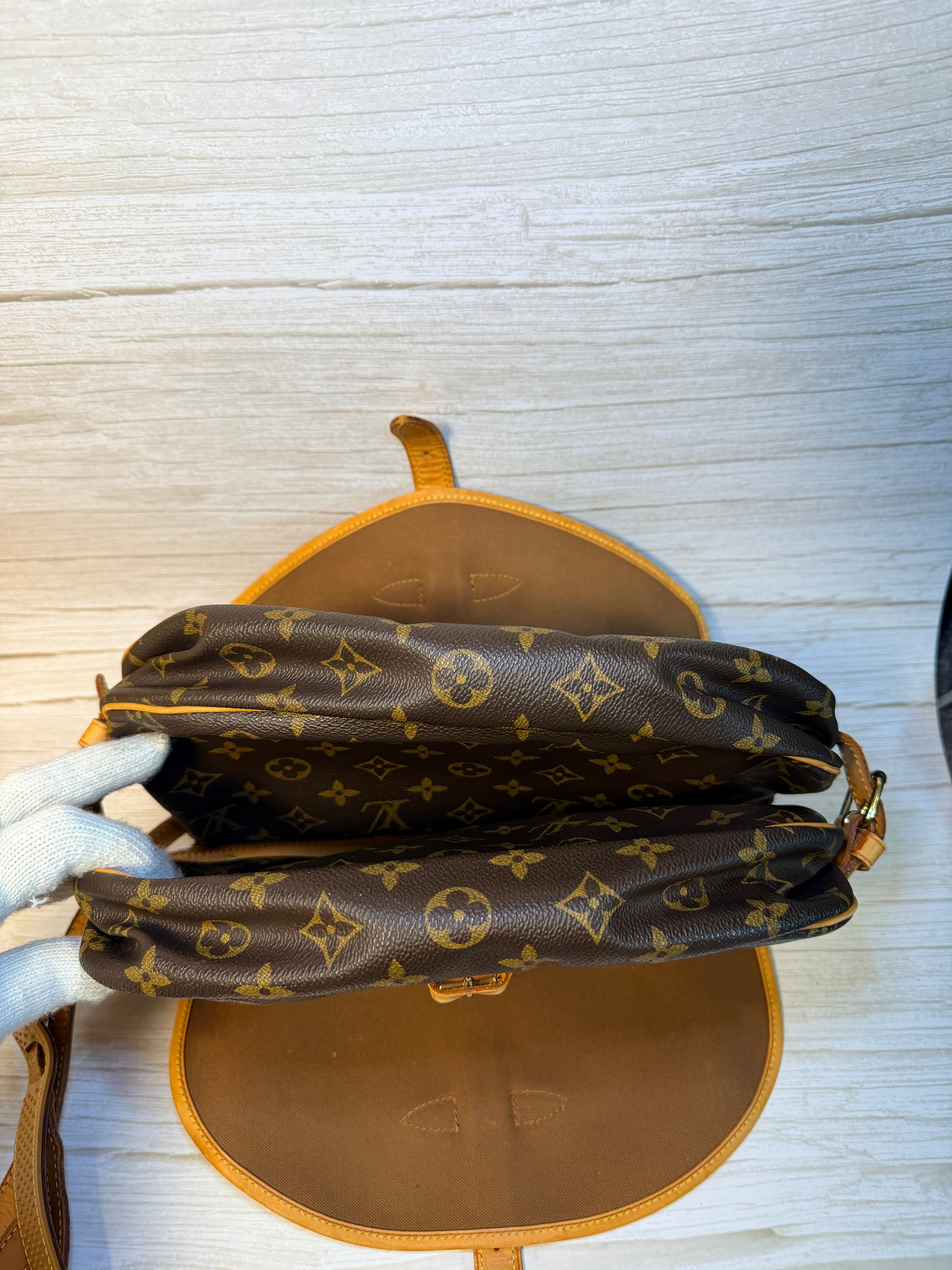 Louis Vuitton Saumur 30 Messenger Bag - 187