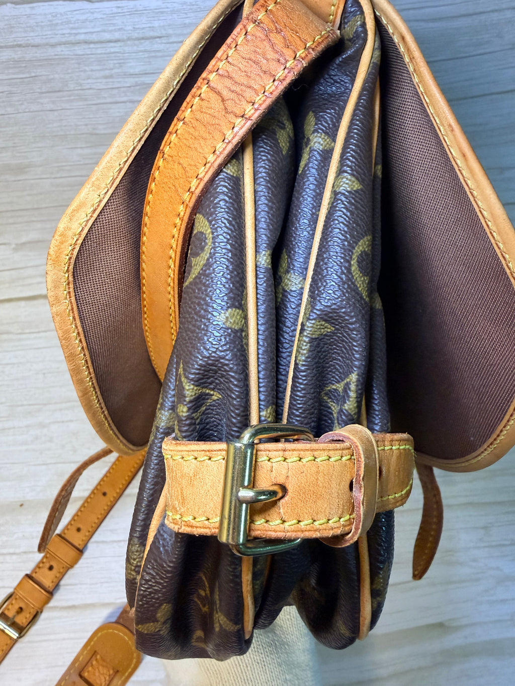 Louis Vuitton Saumur 30 Messenger Bag - 187