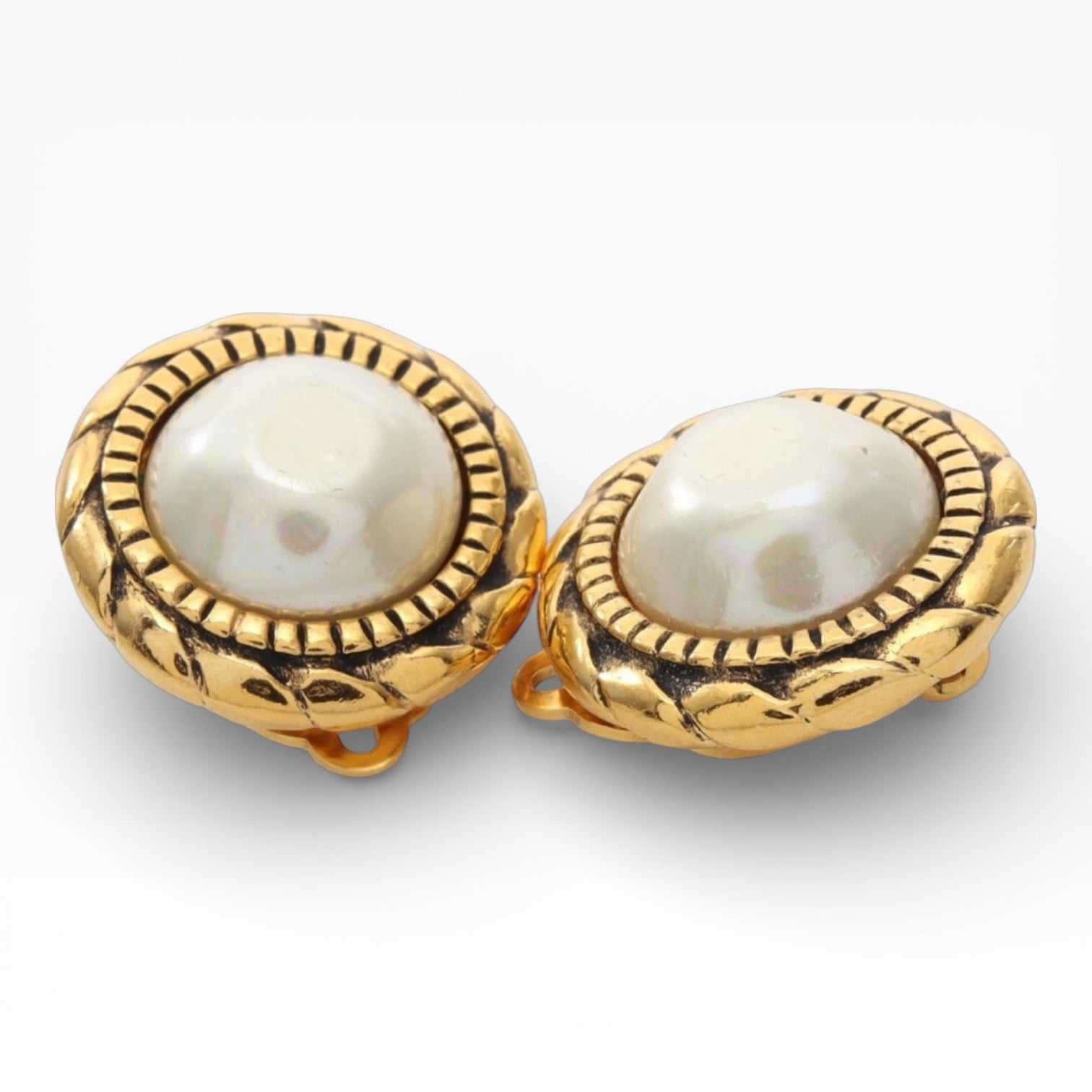 Chanel Clip-on Earrings Round Gold Plated Artificial pearl White Coco